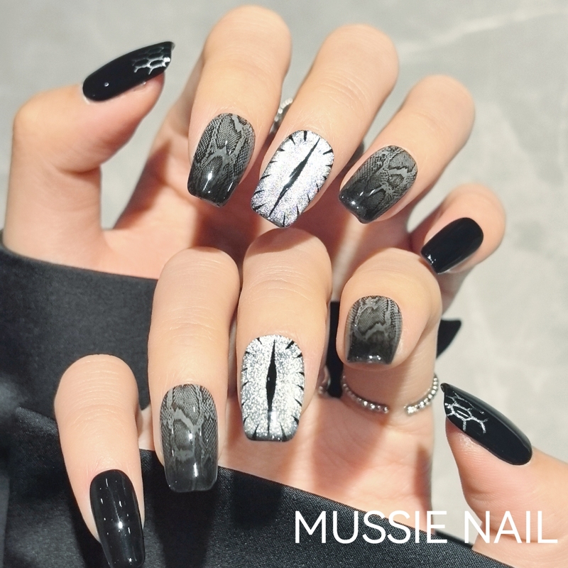 【Dark Night Silver Beads】Mussie Nail Black Snake Pattern Light Luxury Cat Eye High-End Hand-Painted Short Wearable Nails