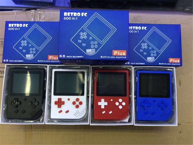 Sup game máy 4 inch màn hình lớn màu màn hình hoài cổ điển phiên bản đôi cầm tay retro Plus FC hộp trò chơi - Bảng điều khiển trò chơi di động máy chơi game pvp station light 3000