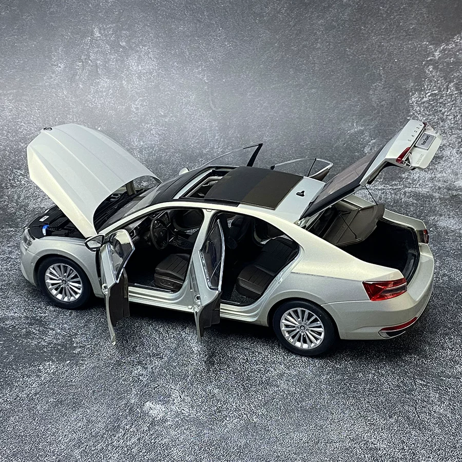 Скидка 50%) Оригинальная модель автомобиля 1:18 Skoda New SUPERB SAIC из сплавного материала, коллекция