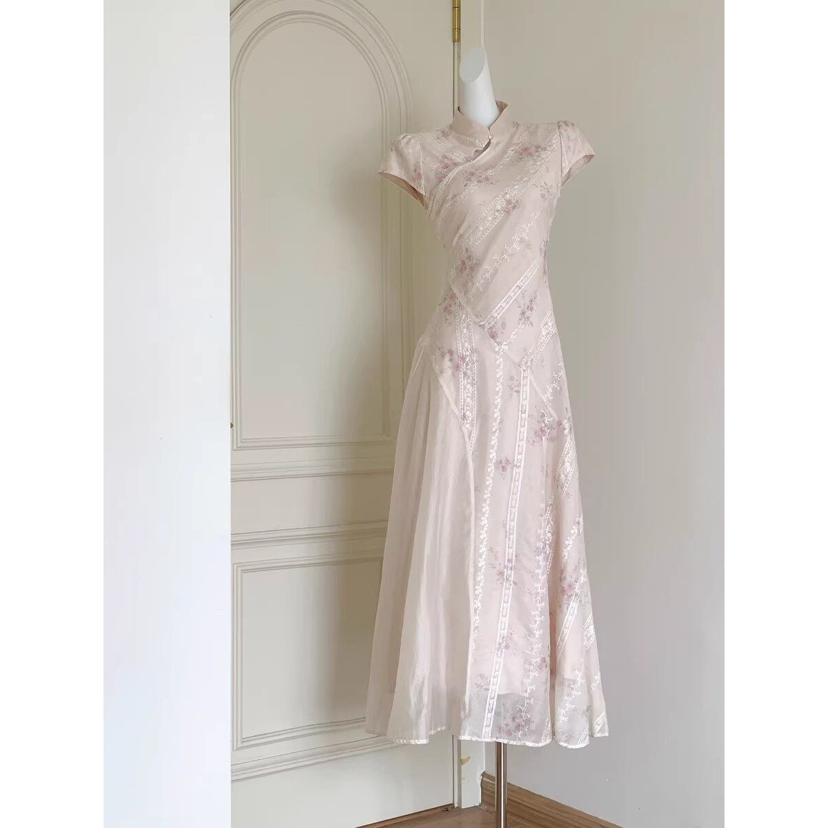 【Yuetang】ハイエンドデザイン、レースパッチワーク、ウエストフィット、花柄プリントの改良型チャイナドレス