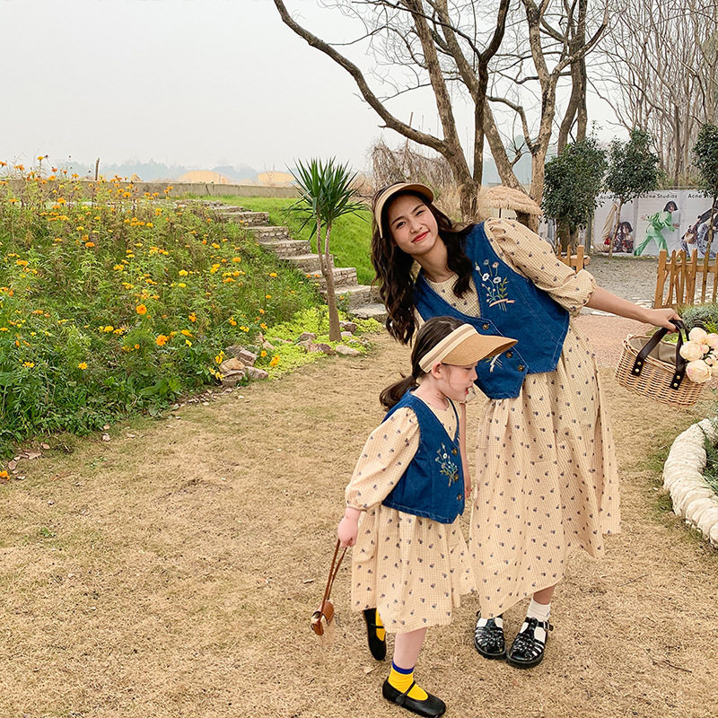 Parent-child wear 2022 new trendy spring and autumn mother and daughter wear denim vest dress Western style Korean version of the floral skirt two-piece set