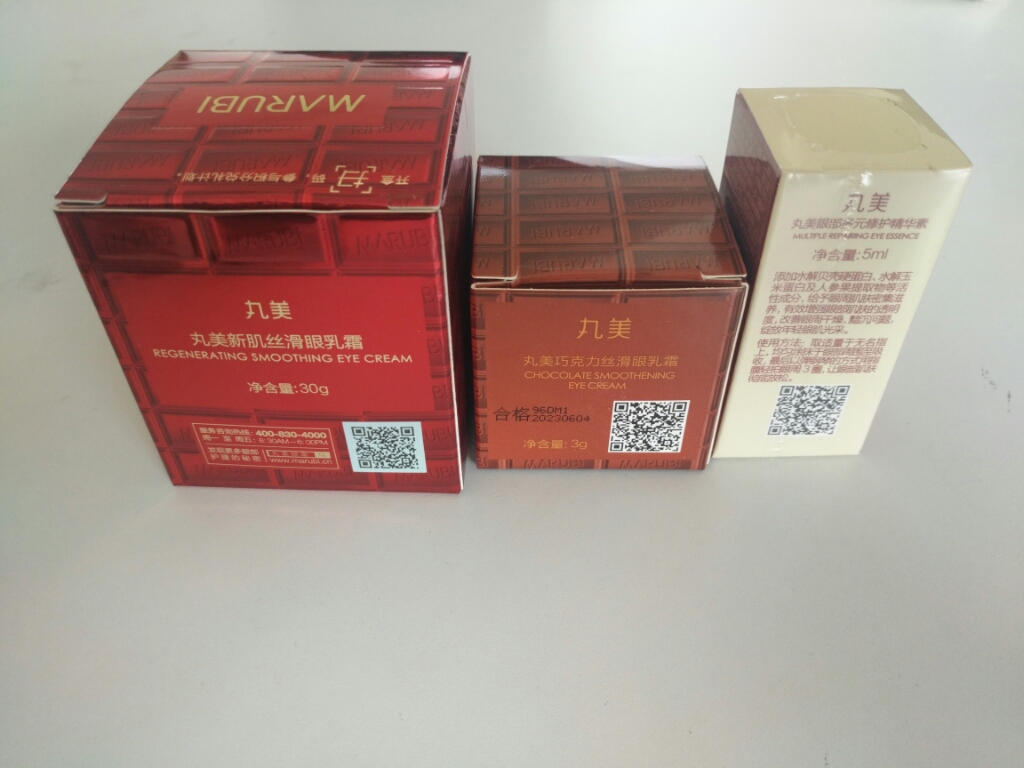 质地温和水润清爽,涂在眼周很舒服,吸收很快,保湿效果好 质地温和水润清爽,涂在眼周很舒服,吸收很快,保湿效果好