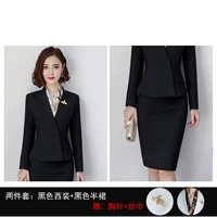 Пиджак классического кроя, черная юбка, брошь