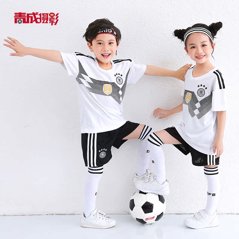 Children's Clothing Shooting of male and female childlike childlike models Photographic models Foreign view Children's products Photographic tiling and parquet of external models
