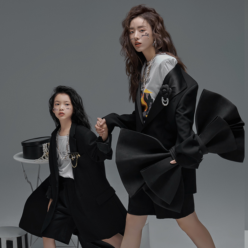 New photo gallery parent-child themed fashion handsome walk show black suit suit everyday loose casual mother West suit