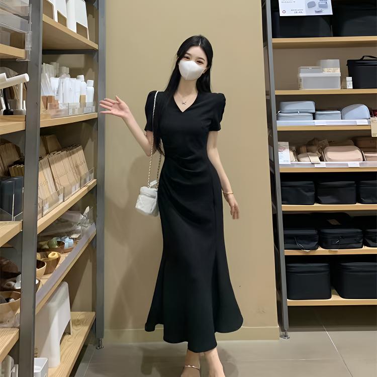 French-Style V-Neck Black Dress for Women, Summer High-End Puff Sleeve Fishtail Dress, Hepburn Style Waist-Cinching Pleated Bodycon Dress French-Style V-Neck Black Dress for Women, Summer High-End Puff Sleeve Fishtail Dress, Hepburn Style Waist-Cinching Pleated Bodycon Dress