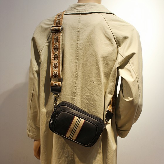 潮牌单肩包男士条纹彩带休闲斜挎包韩版新款大容量多拉链手机包女