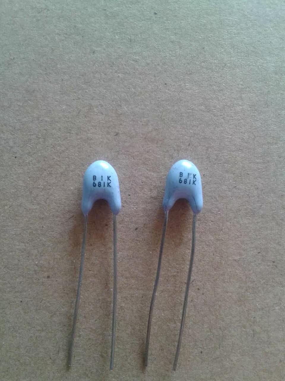 1KV 681 porcelain sheet capacitive 680PF brand new imported village field capacitive foot distance 5mm