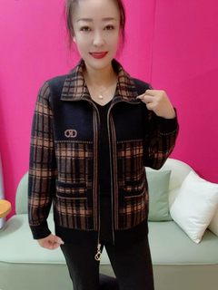 2025 new style short casual middle-aged mother women's clothing contrasting plaid zipper stand collar knitted cardigan jacket thick