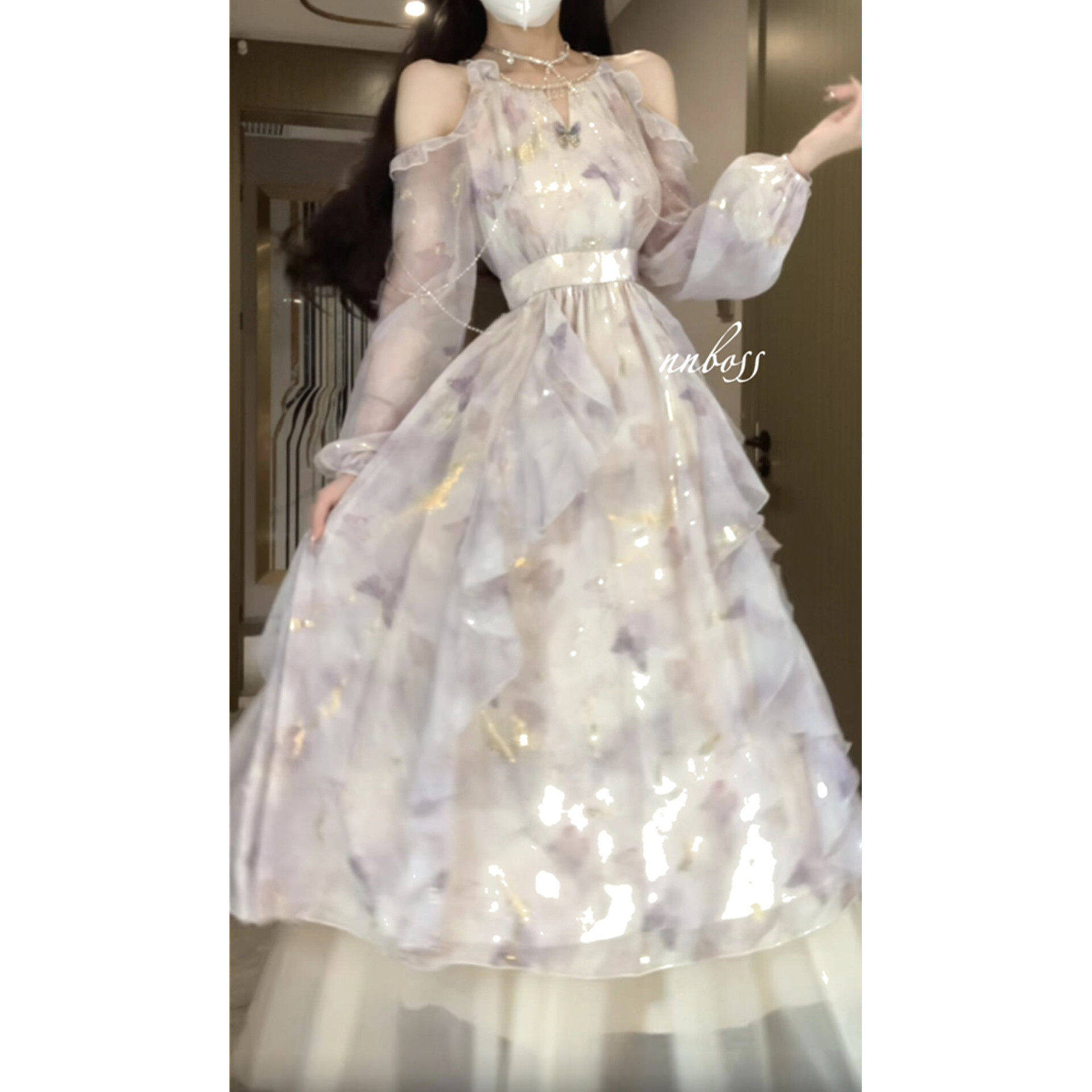 フレンチスタイルのオフショルダーフリル花柄ドレス、2026年夏の新作スタイル、エレガントで美しい、ウエストを絞った妖精のようなロングドレス。