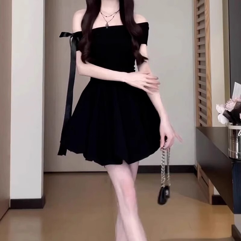French One-Shoulder Black Dress for Women in Summer, High-End, Elegant, Fluffy Bud Skirt, Waist-Cinching Short Skirt for Small People