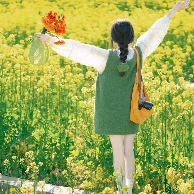 Dali, Yunnan, Is a Tourist Destination with Thousands of Rows of Oil菜花 (Rapeseed Flowers) for Photo Shoots, Dopamine-Style Outfits, and a Complete Set of Korean-Style Clothing for the Early Spring