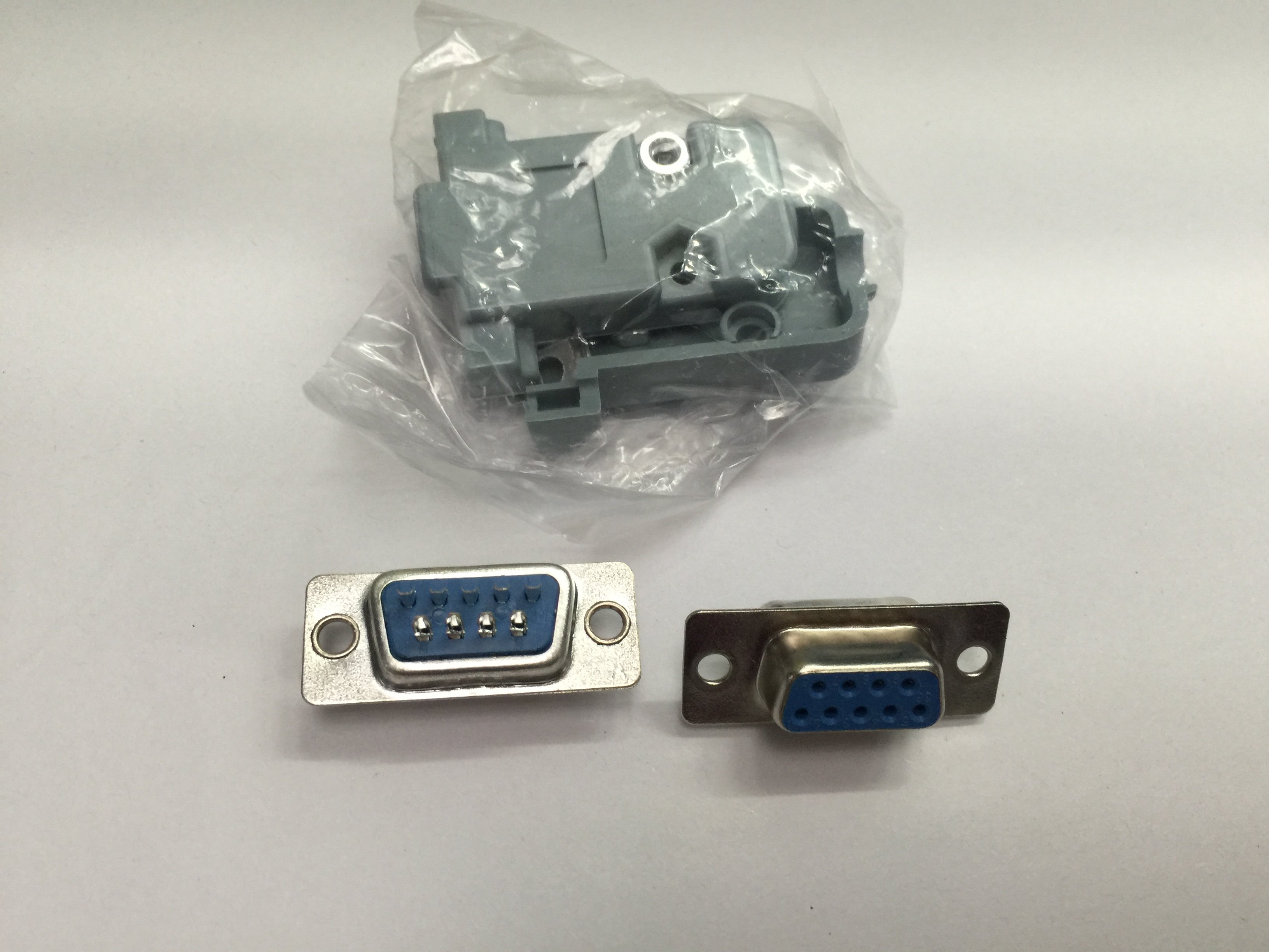 Computer connector DB9 pin 232 connector male 9 pin female 9 pin plastic shell can be sold in bulk