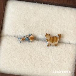 달콤하고 시원한 갈색 귀여운 새끼 고양이 생선 말린 귀걸이