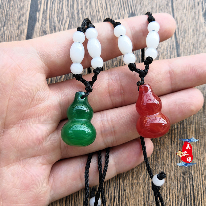 Natural Jade Medullary Plinth Pendant Red green Manau Merchants Palast pendant Men and women Jade Pendant of the Jade Pendant of the Year