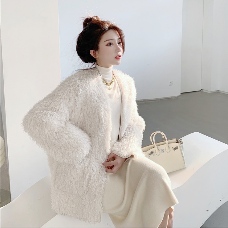 White lamb wool coat female 2021 Winter new fur integrated medium long version loose thickened goat cut velvet coat