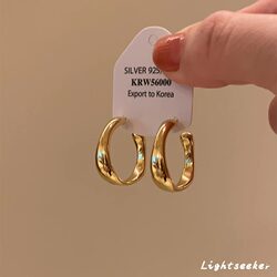 황금빛 광택 불규칙한 C 형 이어링 2025 New Hot Style Light Luxury High End 가을과 겨울 틈새 기질 이어링