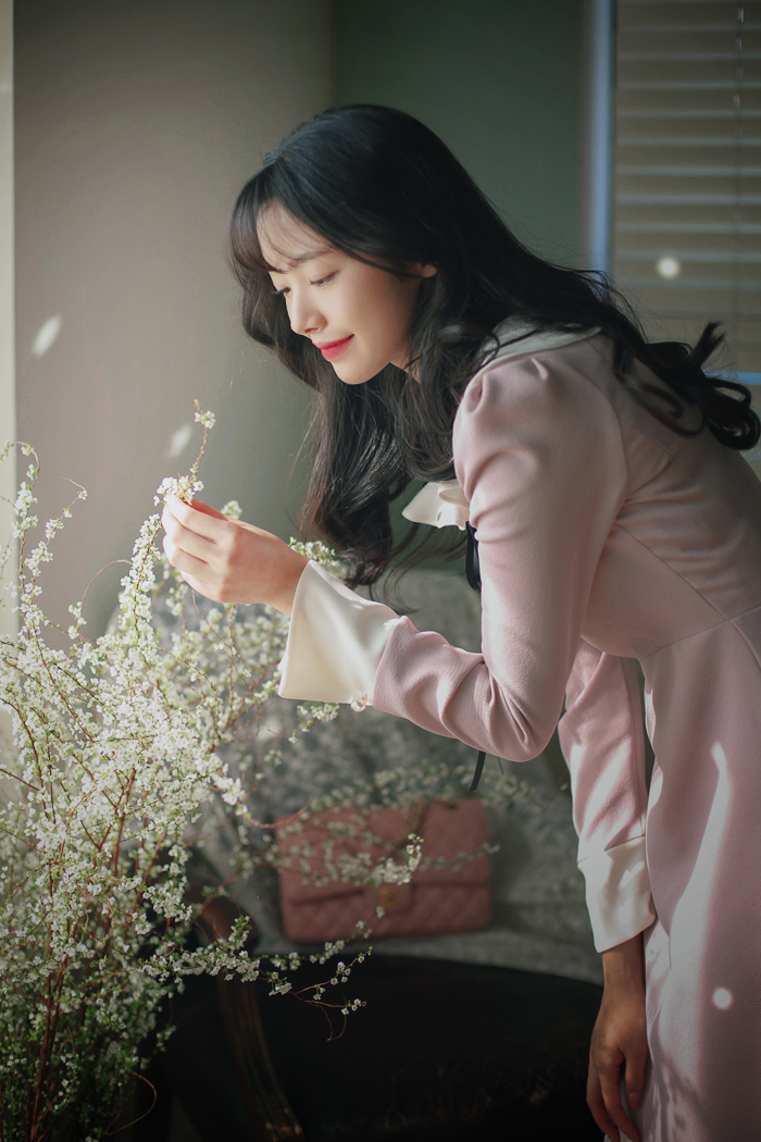 Hàn Quốc mua thương hiệu phụ nữ nhỏ 2019 mùa xuân phiên bản mới của Hàn Quốc với màu sắc phù hợp với cổ áo búp bê một từ váy lớn - A-Line Váy váy liền chữ a dáng dài