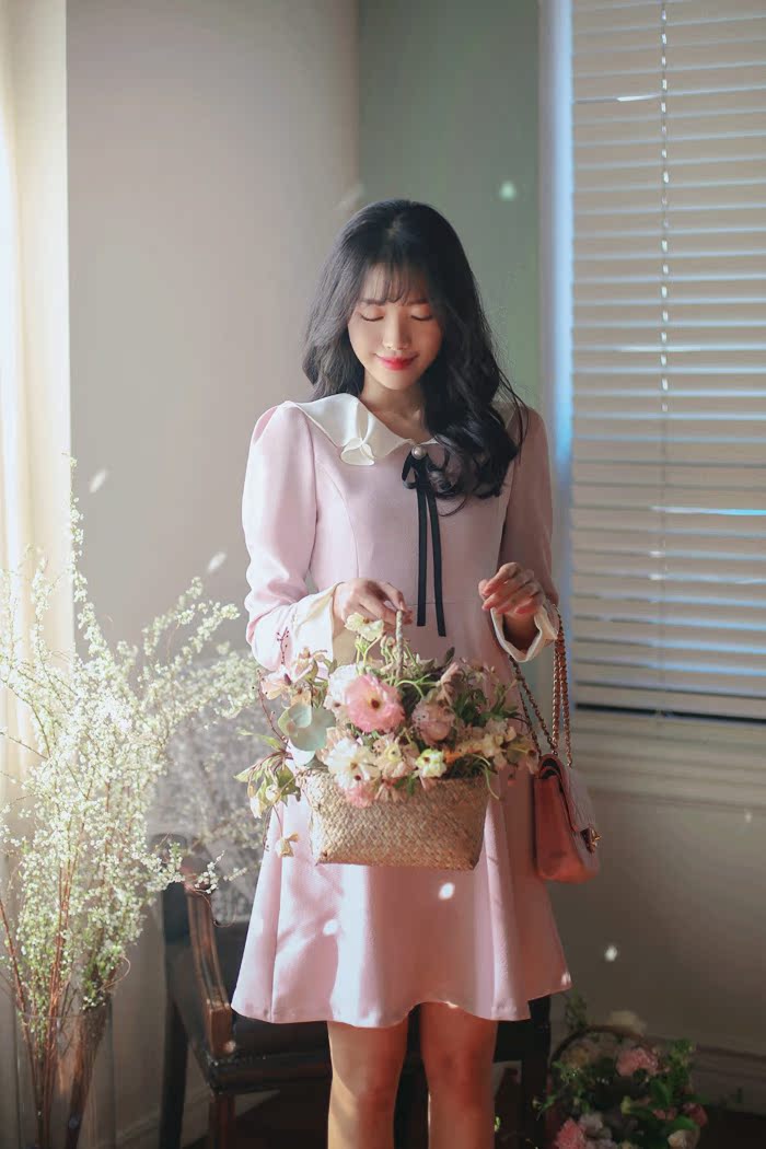 Hàn Quốc mua thương hiệu phụ nữ nhỏ 2019 mùa xuân phiên bản mới của Hàn Quốc với màu sắc phù hợp với cổ áo búp bê một từ váy lớn - A-Line Váy váy liền chữ a dáng dài