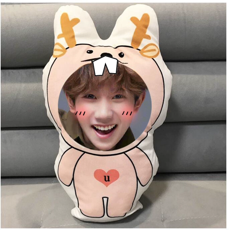 Wang Yuan Humanoid Gối Tùy chỉnh Sáng tạo Sinh nhật Quà tặng Ảnh Thực tế Hoạt hình Dễ thương Hình dạng Sang trọng Đệm Giáng sinh - Trở lại đệm / Bolsters gối để sofa