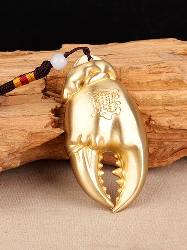 В медной руке есть денежные руки, чтобы положить кусок крабового когтя руку в руку с деньгами, висящими украшения латуни, чтобы сыграть подарки