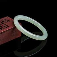 Светло-зеленый нефритовый темперамент (диаметр браслета составляет около 8 мм)