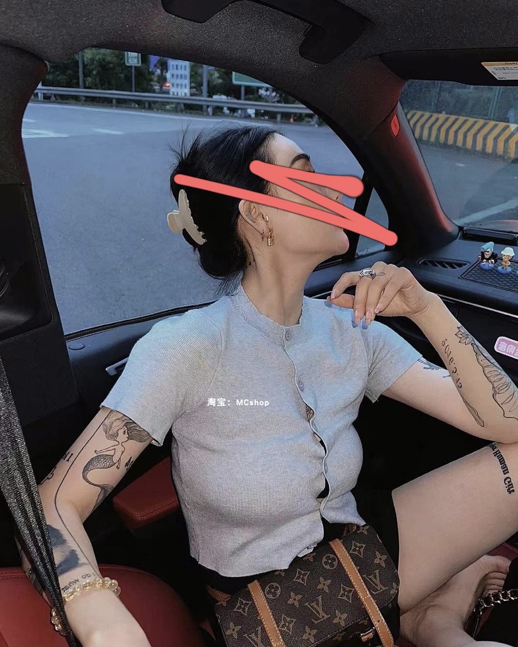 2022 early spring new net red chic round collar single row of knitted ice silk short sleeves 100 lap pure color blouses woman