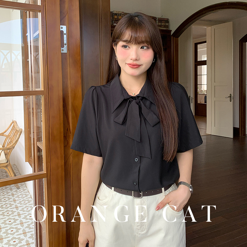 Xiaoju Is a Cat-Sized Plus-Size Woman Who Wears a Black Chiffon Loose-Fitting Short-Sleeved Shirt with a Tie for Professional Commuting