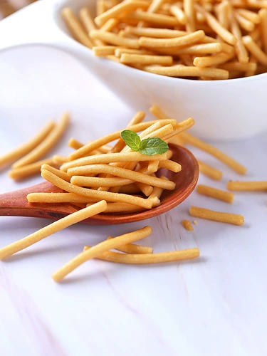 Таиланд импортирован Vfoodsmix хрустящий и хрустящий 75 г острый вкусовой офис, чтобы снять небольшие закуски.