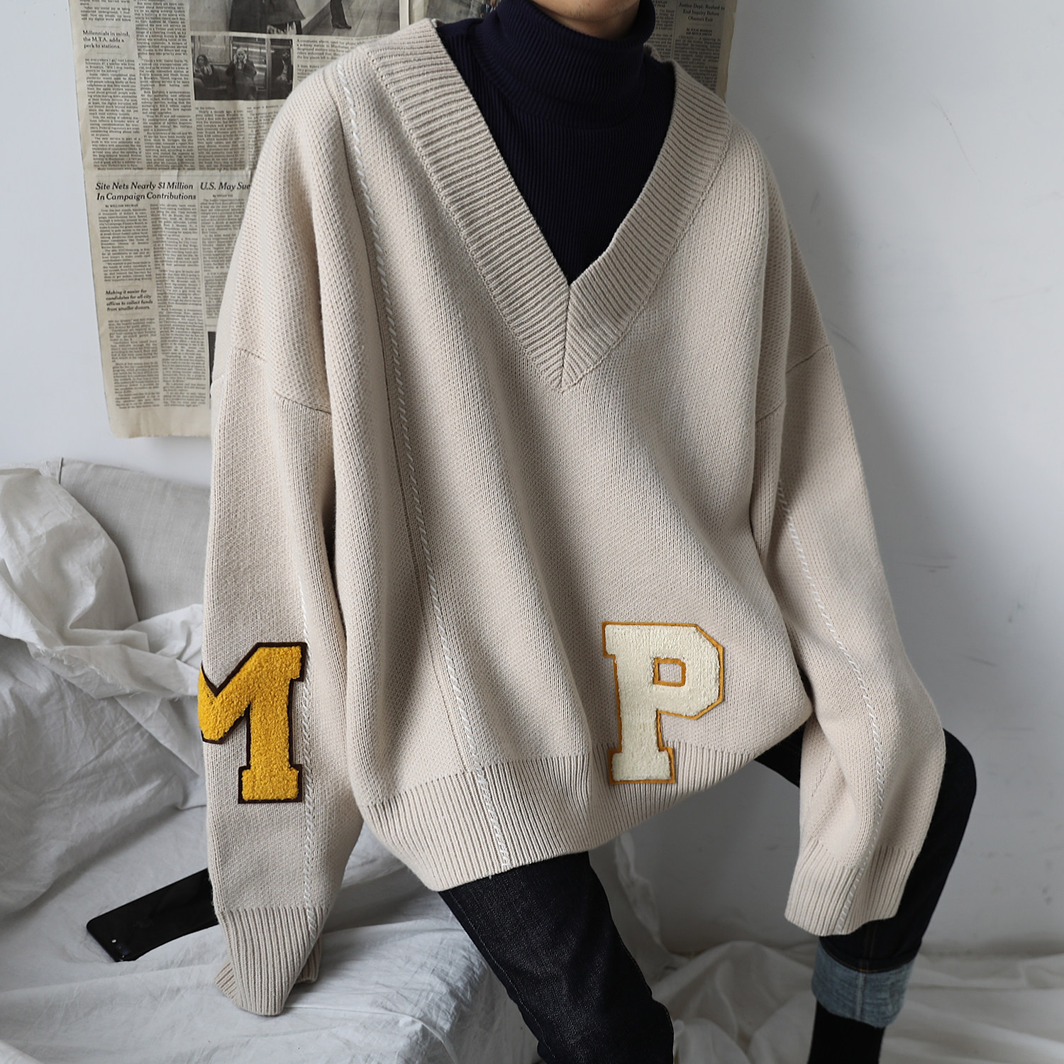 MASONPRINCE customer service is called up to force online idol Showar with the same outline V collar sweater