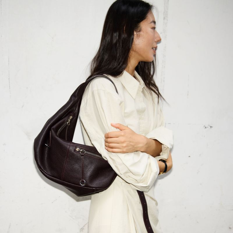 River and Boat Niche Original Design First-Layer Cowhide Croissant Bag, Can Be Worn as a Shoulder Bag or Crossbody, Lightweight and Large Capacity River and Boat Niche Original Design First-Layer Cowhide Croissant Bag, Can Be Worn as a Shoulder Bag or Crossbody, Lightweight and Large Capacity