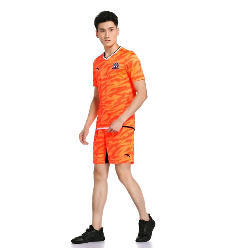 Anta anta đồng phục thể thao bóng đá nam bình thường Cạnh tranh Quần short tay ngắn cổ chữ V phù hợp với giải phóng mặt bằng 15622202 - Thể thao sau bộ thể thao nam đẹp