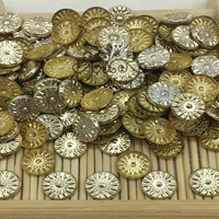 30 штук золотых подсолнухов диаметром 8 мм.