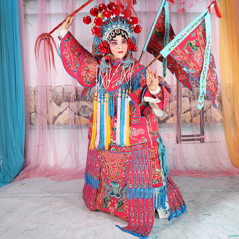 The ancient costume drama female general relied on Peking Opera drama knife Matan to perform the show with Wutan Mugui Ying-crepe women big leaned