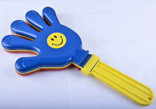 Утолщенная негабаритная ладонь, потрясения развлекательной игрушкой преувеличенной забавной рукой, снимая игровой концертный спектакль