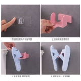 Тапочки для ванной комнаты, в ванной комнате простая дверная стена, висящая маленькая стойка для обуви, домашняя стена без ударов, хранилище