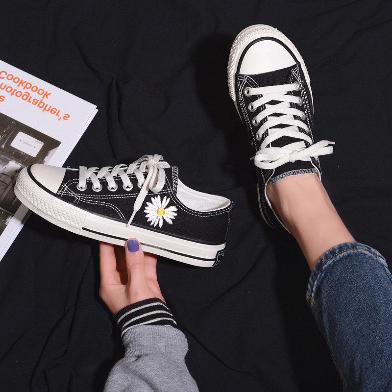 Korean surges 2022 Summer new small daisy Low Help Sail Cloth Shoes Women Han Edition Ulzzang 100 Hitch Plate Shoes