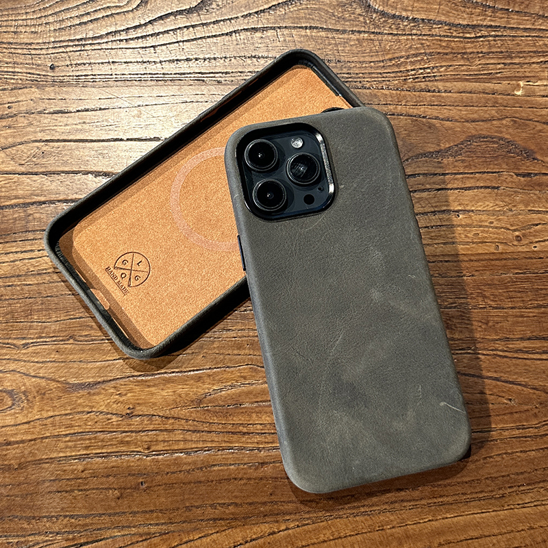 Full-Grain Crazy Horse Leather Suitable for Apple iPhone 13 /14/15 Phone Case with Magnetic Attraction and Vintage Style Full-Grain Crazy Horse Leather Suitable for Apple iPhone 13 /14/15 Phone Case with Magnetic Attraction and Vintage Style