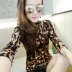 Châu Âu ga xuân hè mới gợi cảm cao cổ áo ngắn tay áo thun nữ da báo vàng nhung đáy áo áo phông dài tay Áo phông
