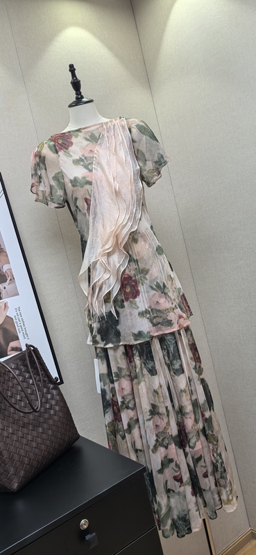 Niche Designer! Comes with a Built-In Beauty Filter! French Light Luxury Vintage Print Top + Skirt Set for Summer Niche Designer! Comes with a Built-In Beauty Filter! French Light Luxury Vintage Print Top + Skirt Set for Summer