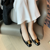 Xiao Xiangfeng flat bottom thick heel square head single shoes womens square buckle bow patent leather black shallow shoes leather low heel Spring
