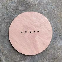 Lure bee bucket wooden cover plastic bucket 5 pieces of round wood