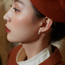Man light luxury French advanced sense simple pearl earrings silver gold-plated harbor style retro temperament earrings small new