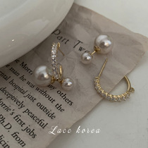 Two wearing pearl earrings female stud earrings niche design high-end earrings 2022 new trendy autumn and winter