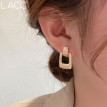 South Korea Metal Wind Small Crowddesign Feel Silver Needle Earrings 2022 New Earbuke Superior Sense Temperament Women Earrings