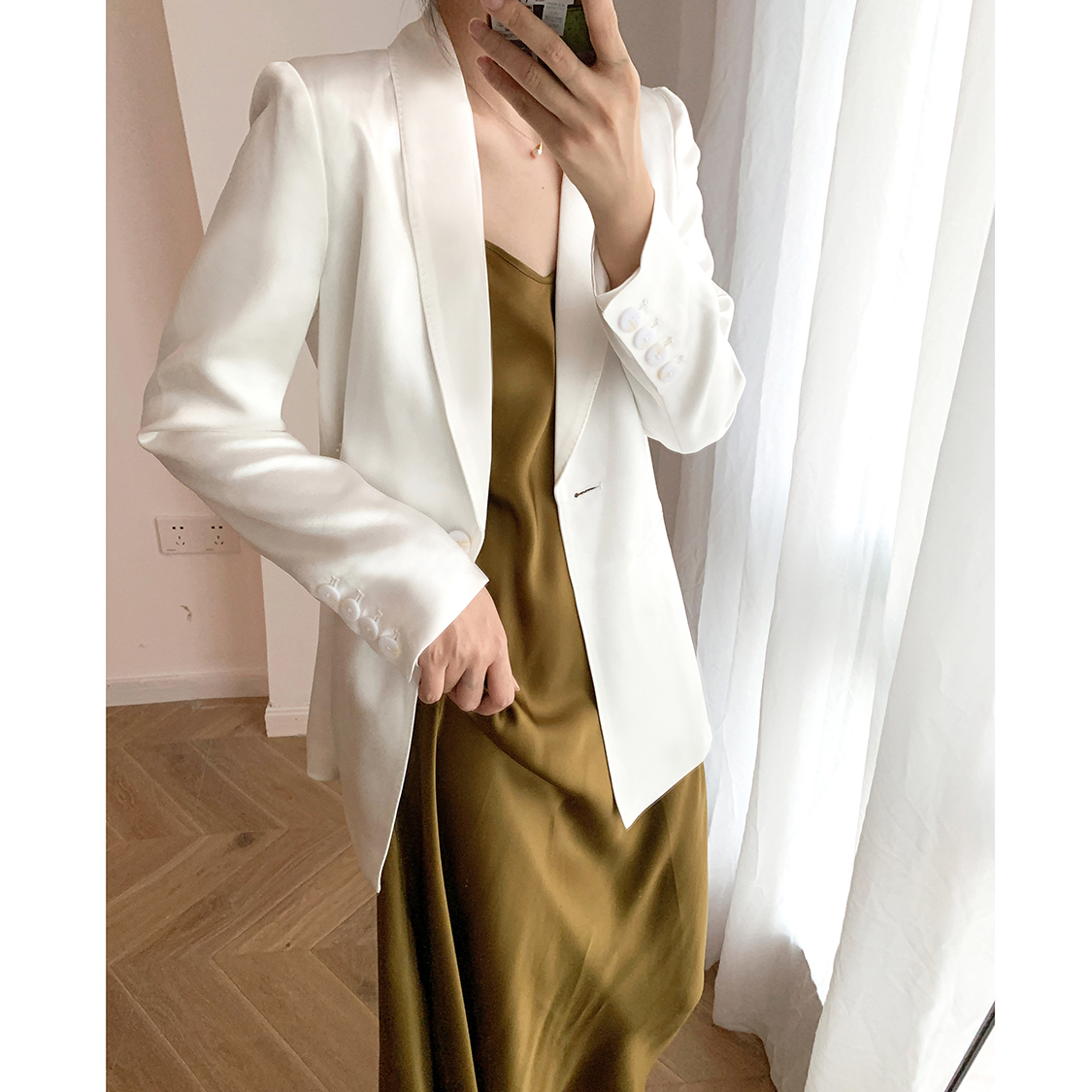 White acetate satin suit top 2022 spring and autumn Korean version loose and thin design suit jacket women's trend