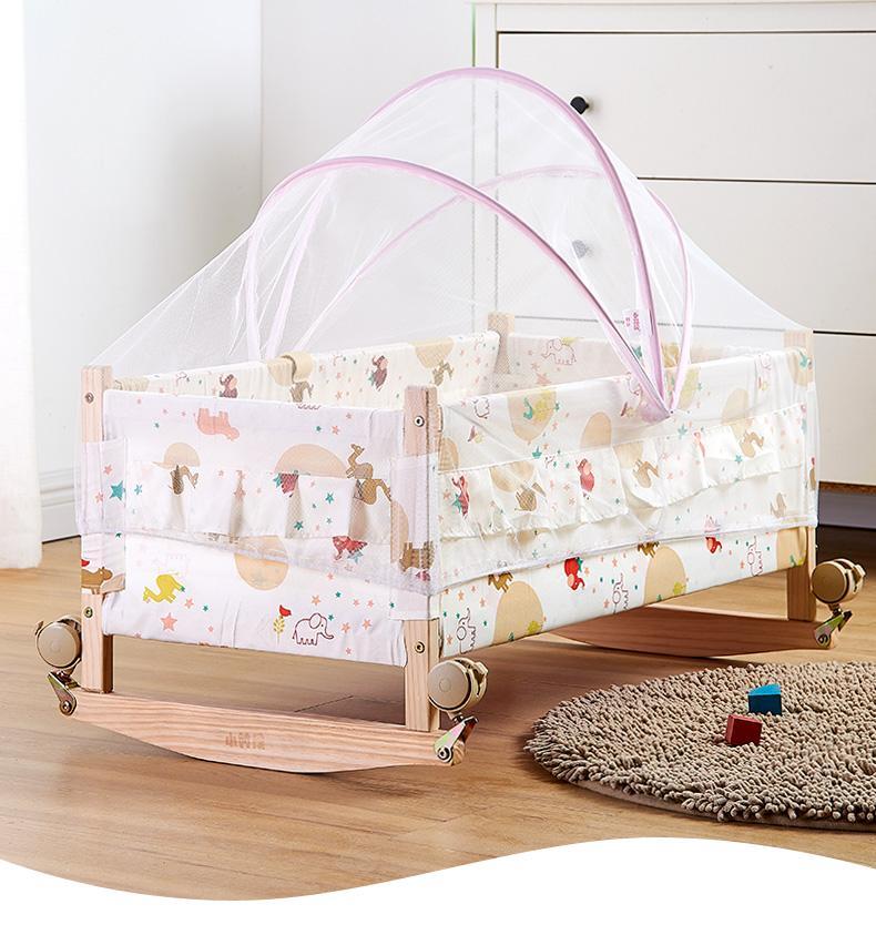 As a child, the baby shook the bed to coax the baby Old-fashioned simple baby bed, the baby cradle, the baby's small rocking nest, the baby's long