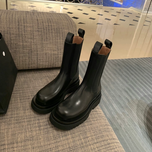 Martens, челси в английском стиле на платформе, короткие сапоги, увеличивают рост на 8 см, из натуральной кожи, визуально стройнят, в британском стиле, средней длины
