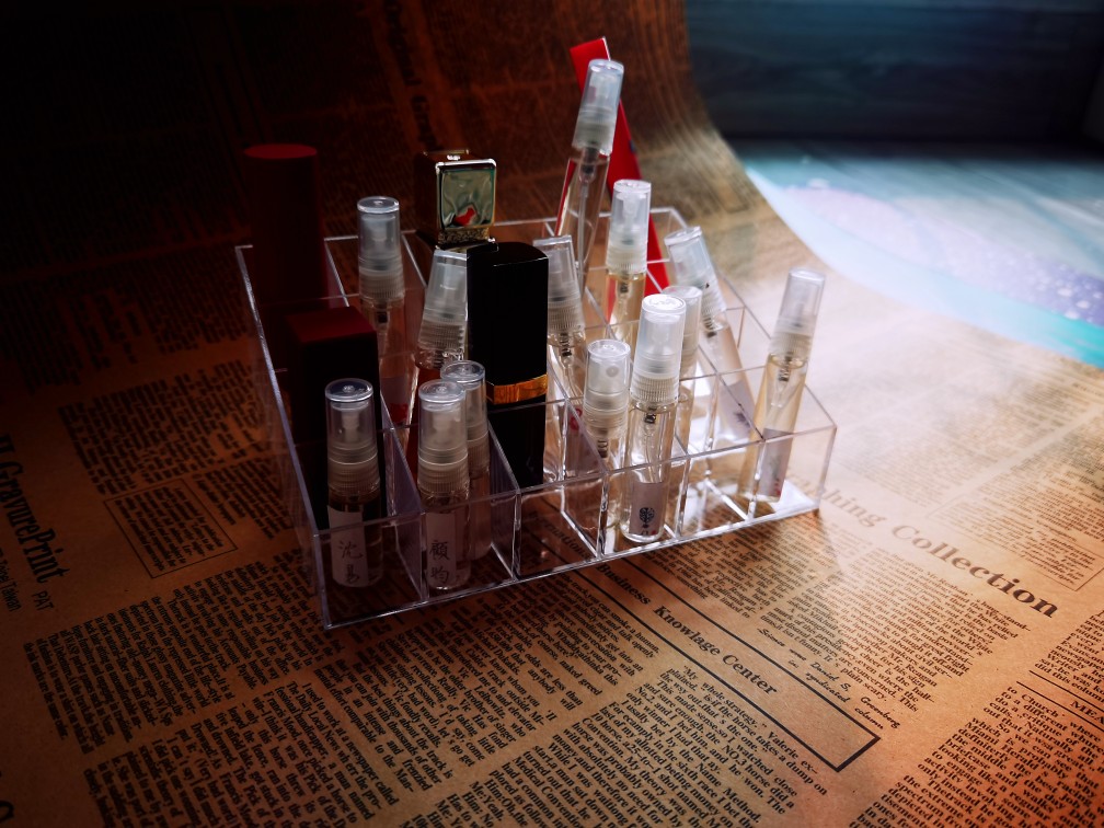 Clearance Transparent Acrylic Lipstick Perfume Storage Table If there are defects, please be careful Desktop storage and finishing