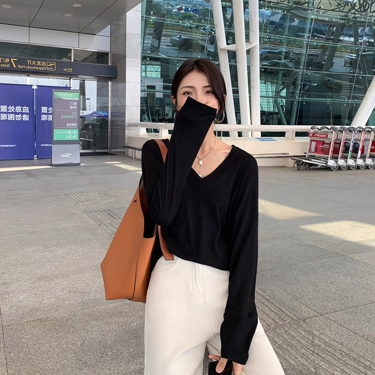Korean black V-neck long sleeve T-shirt women loose top 2021 early autumn new all-match base shirt